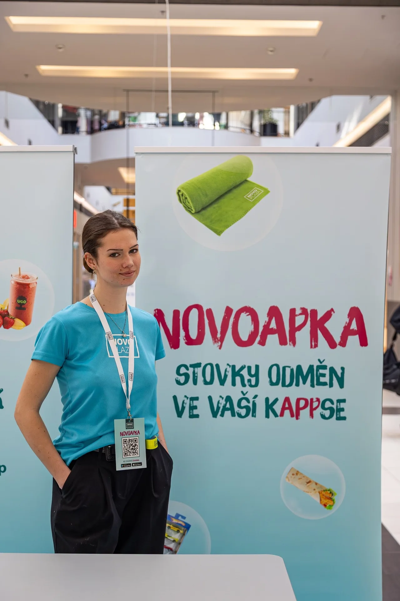 Dynamický záběr z finálové show karnevalu Novo Plaza se všemi účinkujícími.