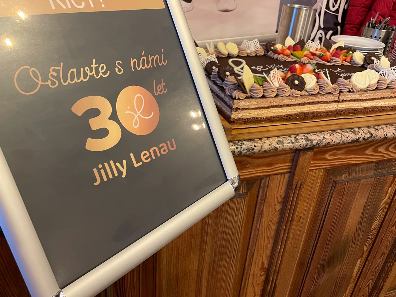30 LET JILLY LENAU : HIPPIES OSLAVA S CHARITATIVNÍM PŘESAHEM