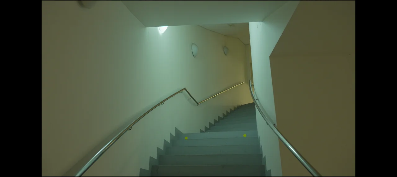 Filmový záběr na Boba Divílka před historickou budovou zlínské architektury.