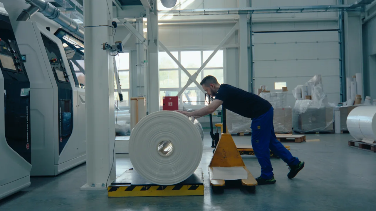 Obří tiskárna VEPAK během natáčení firemního produktového videa.