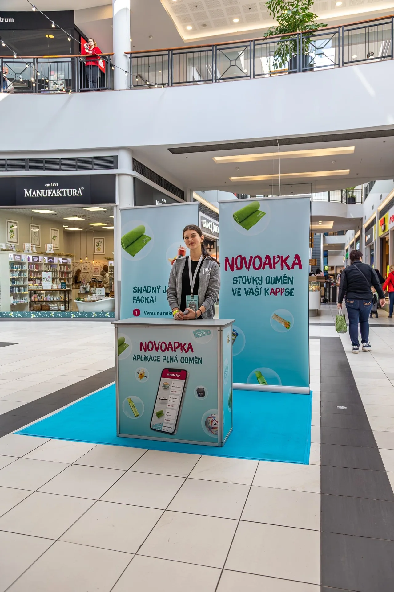 Karneval v Praze: Pasáž OC Novo Plaza ožívá barvami a hudbou.