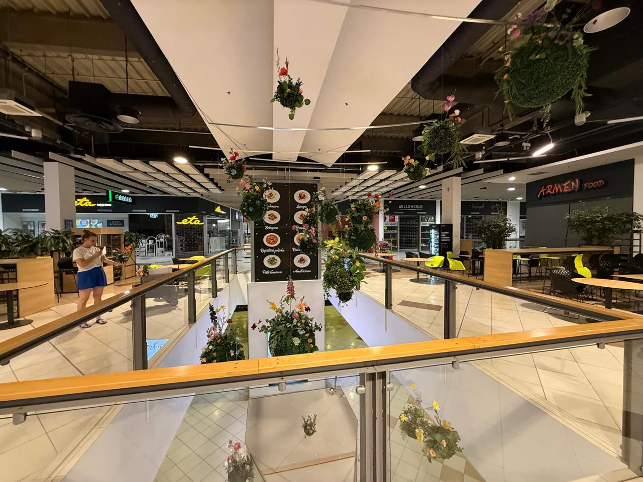 Květinová instalace pro NC Královo Pole : proměna food courtu pomocí zavěšených dekorací