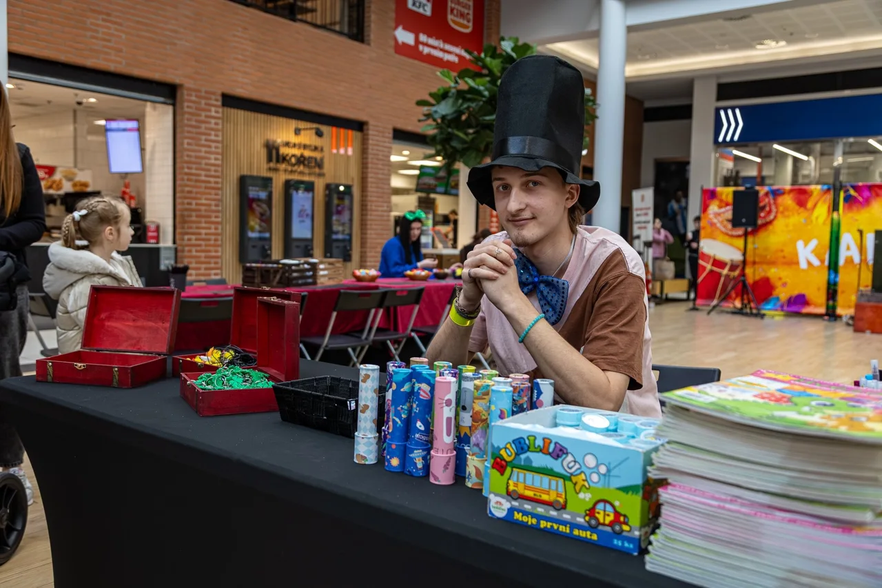 Zákulisí příprav: Detailní aranžmá karnevalových rekvizit MyImaginarium.