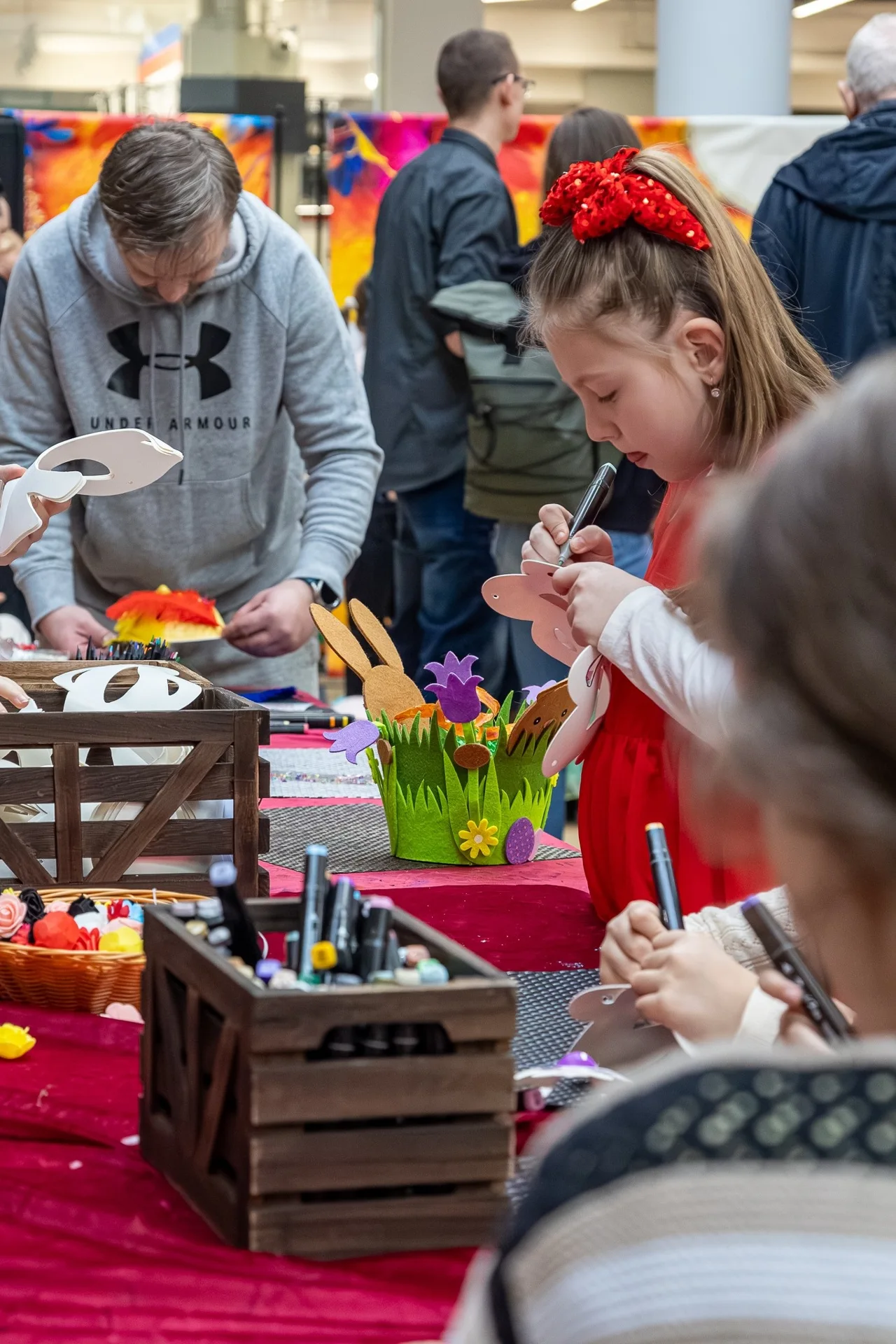 Kreativní dílny MyImaginarium: Děti si vyrábějí vlastní karnevalové masky.