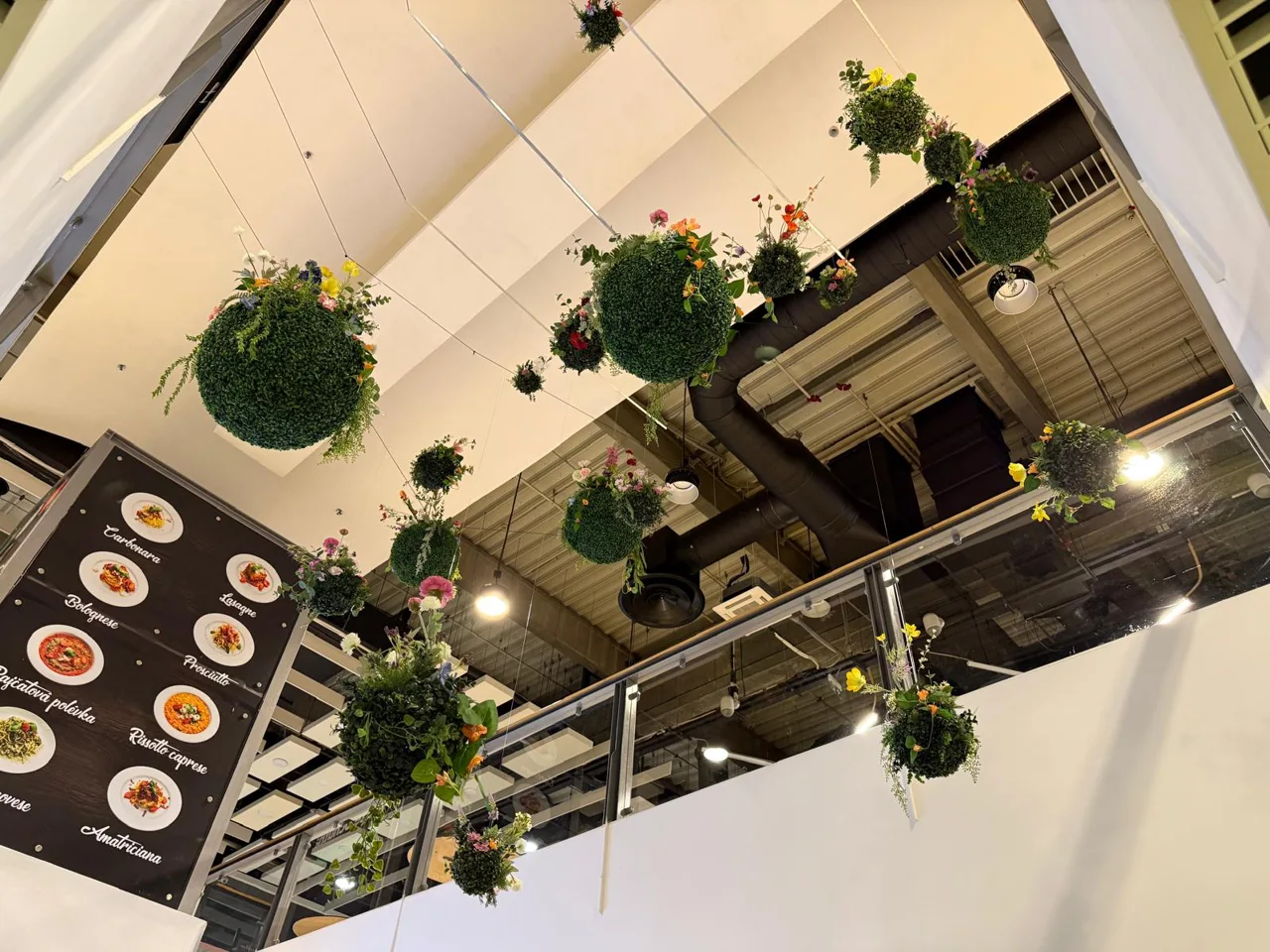 Zavěšené květinové koule nad food courtem NC Královo Pole
