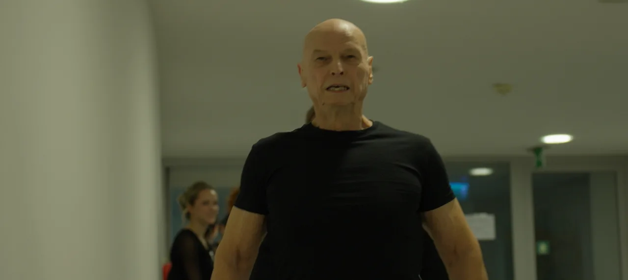Zvukař připravuje portový mikrofon pro rozhovor s legendárním akrobatem.