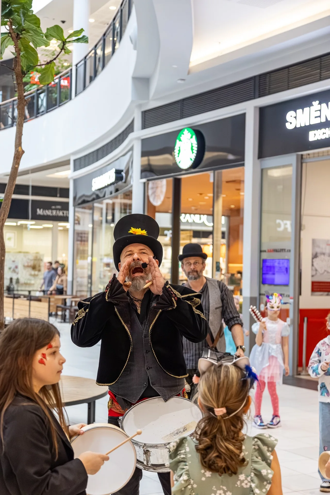 Moderátor ProfiEVENT v kostýmu zahajuje karneval v Novo Plaza Praha.