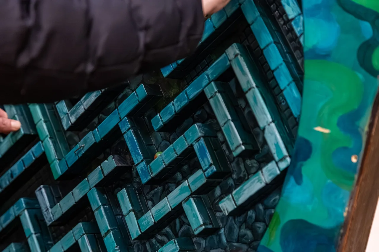 Detailní záběr na malou návštěvnici v kostýmu princezny na karnevalu.