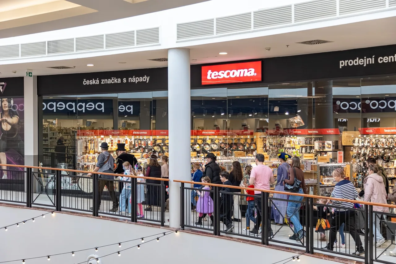 Akrobatická show na karnevalu Novo Plaza: Performěři ve vzduchu.