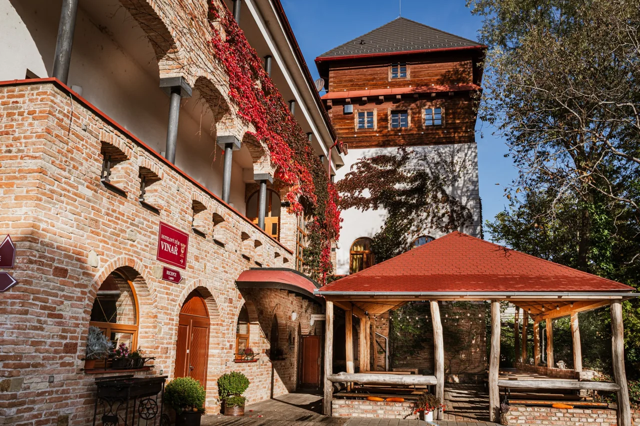 Terasa a venkovní posezení Hotelu Kurdějov