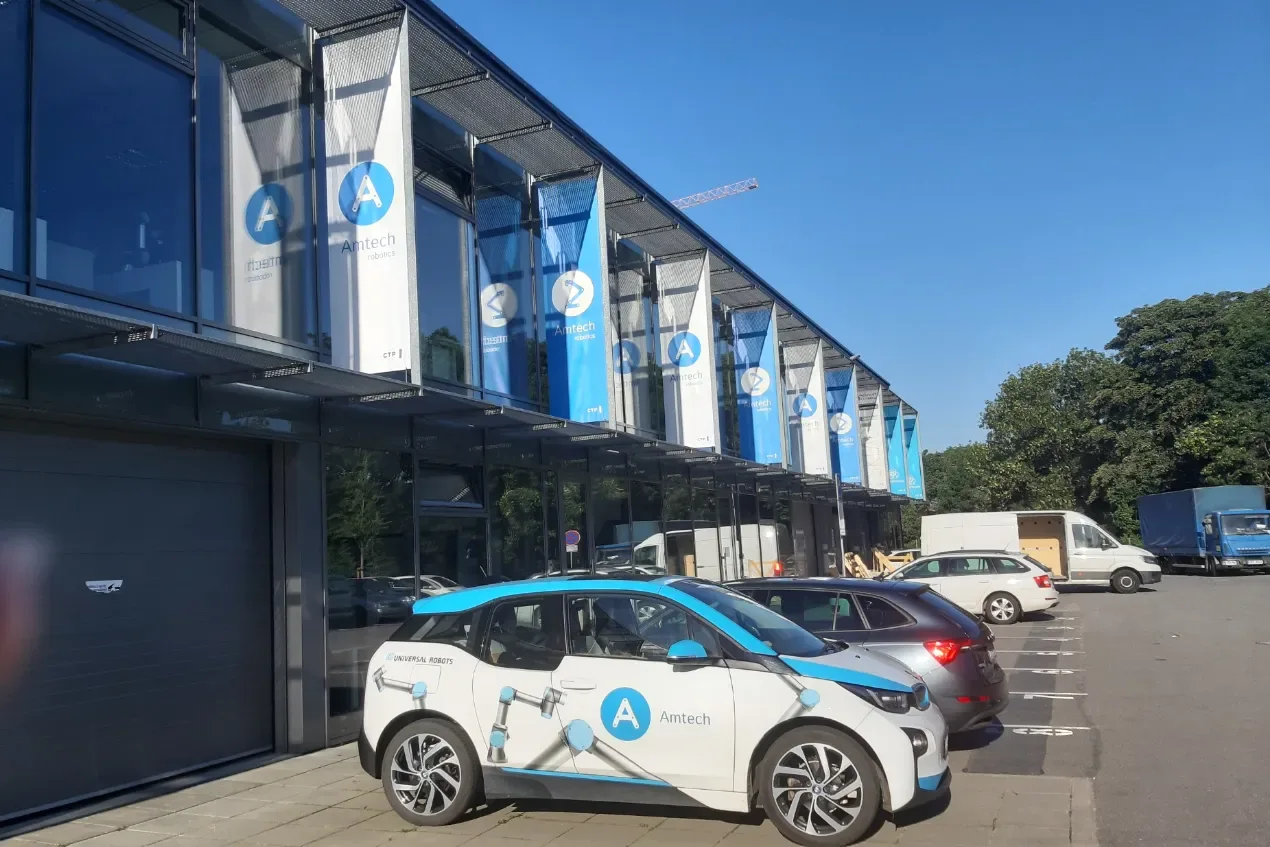Automobily před vstupem do výstavní haly