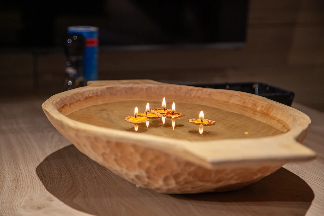 Kostýmovaný řemeslník předvádí tradiční výrobu