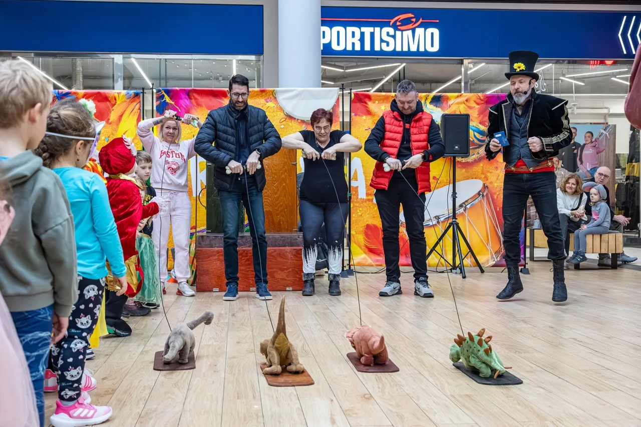 Detailní záběr na materiály a flitry v kreativní dílně MyImaginarium.