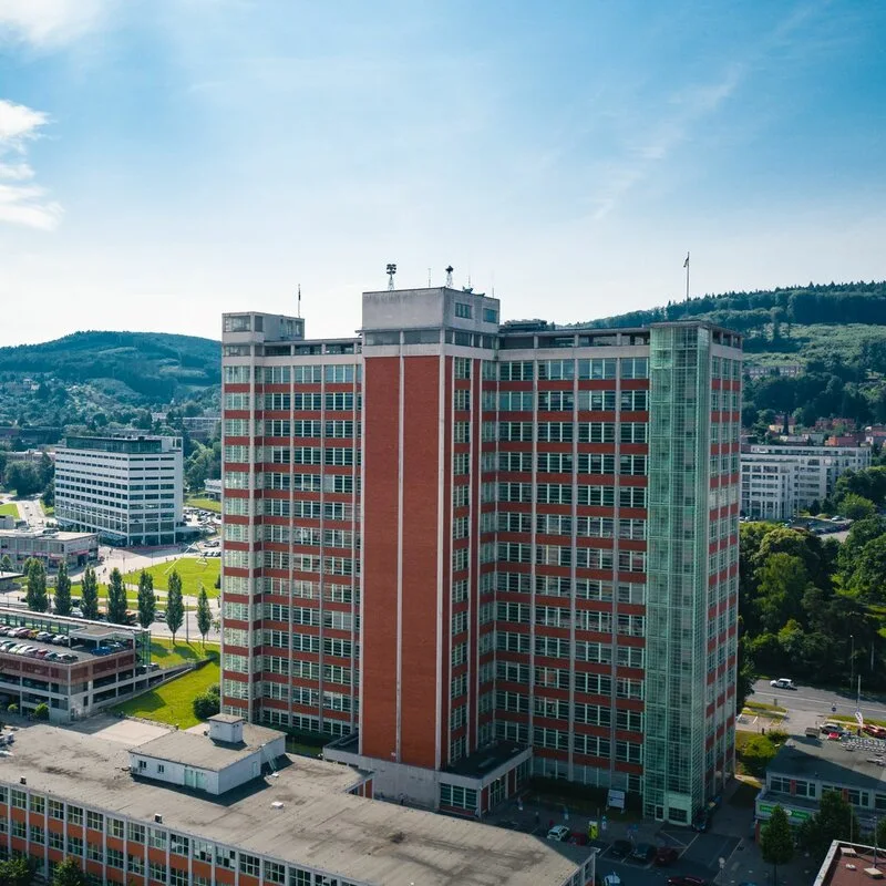 Výšková hotelová budova s červenou fasádou