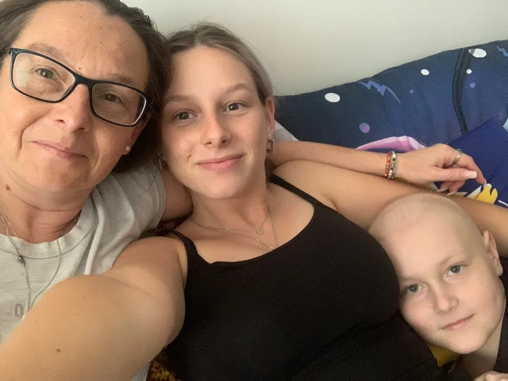 Rodinná fotografie dospělého a dvou dětí