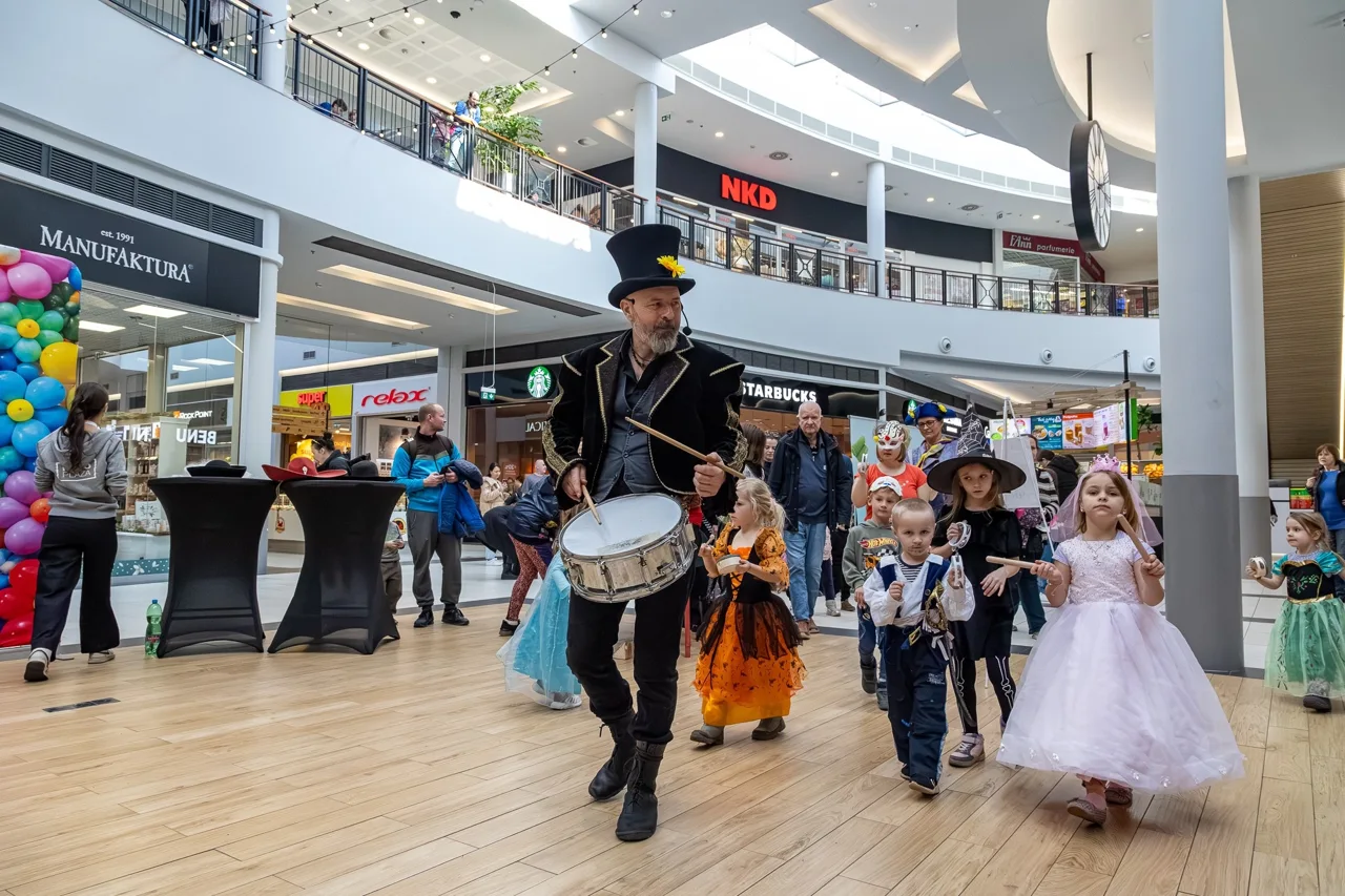 Dítě s maskou tygra se směje do fotoaparátu na karnevalu Novo Plaza.