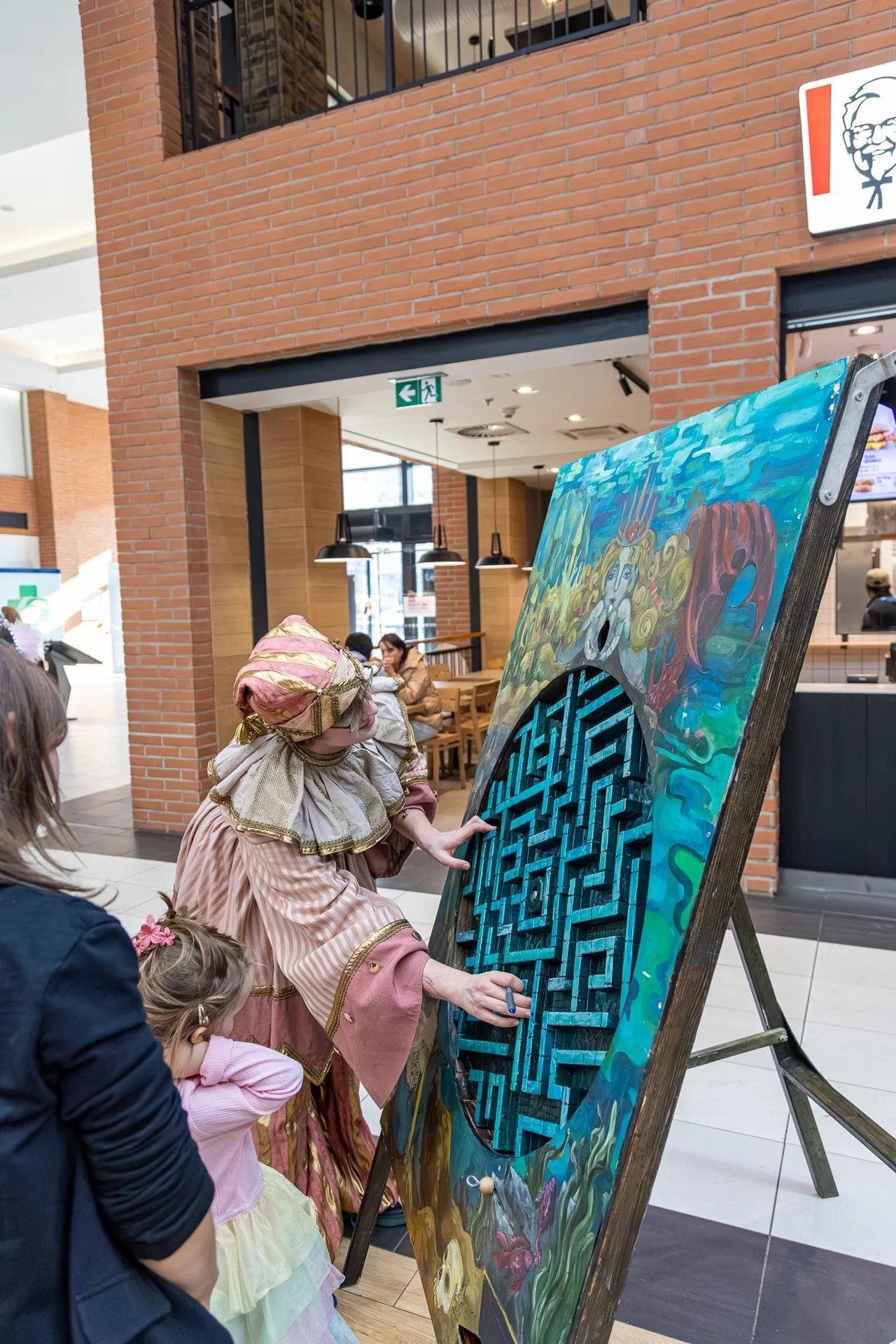 MyImaginarium: Performěři v barokních kostýmech pózují s návštěvníky.