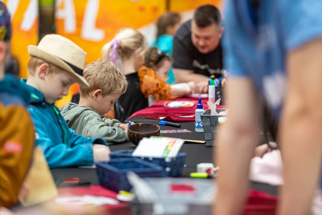 MyImaginarium: Detailní záběr na tematické dekorace karnevalu v Novo Plaza.