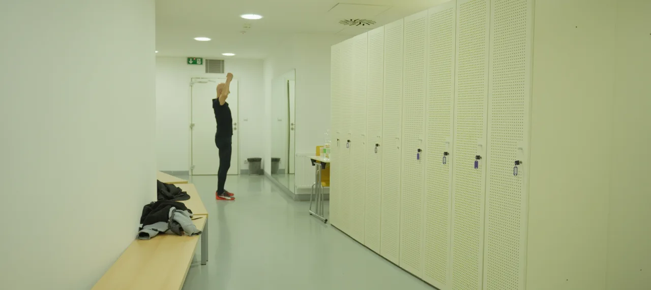 Detailní záběr na ostření kamery na propracovaný detail obličeje Boba Divílka.