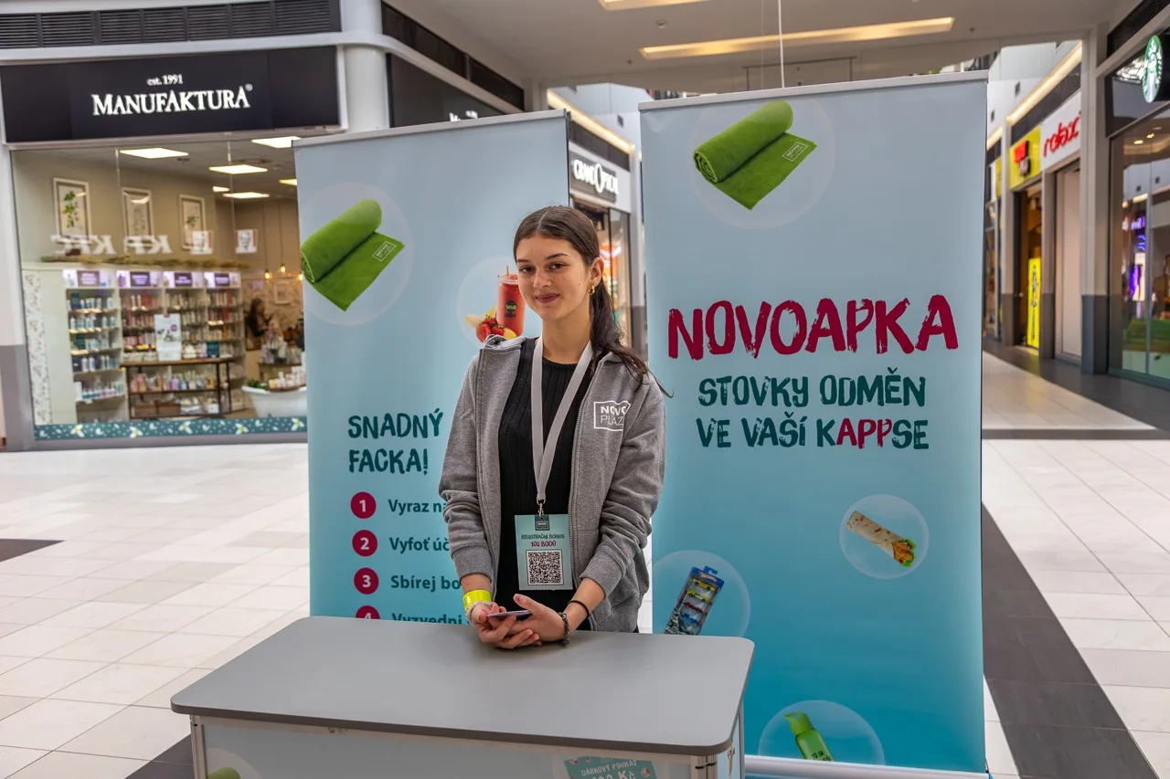 Aranžmá stolů pro kreativní dílny v rámci karnevalu Novo Plaza.