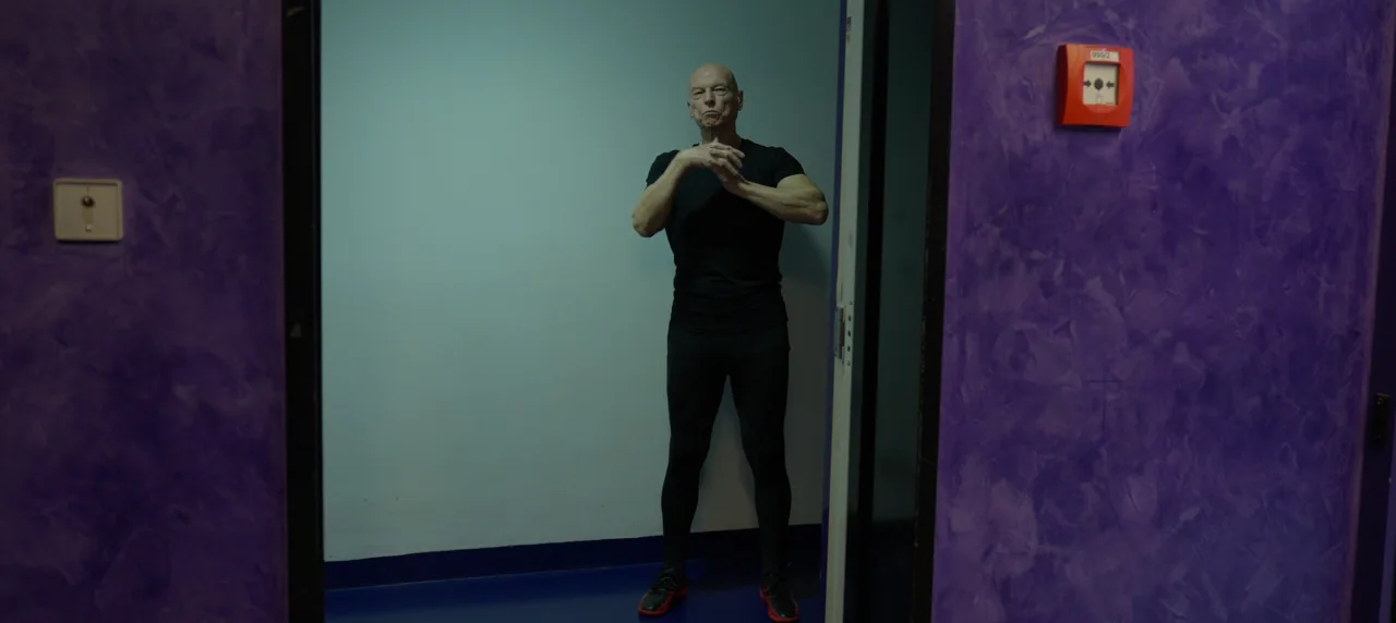 Nastavování světel v interiéru pro dosažení intimní a emotivní atmosféry dokumentu.