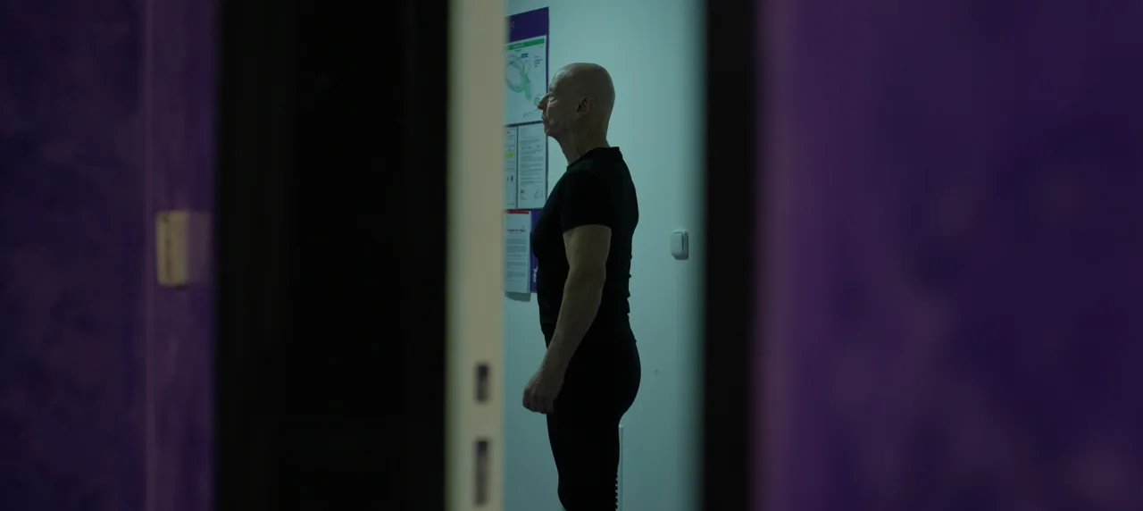 Detailní záběr na profesionální kameru snímající detaily tváře Boba Divílka.