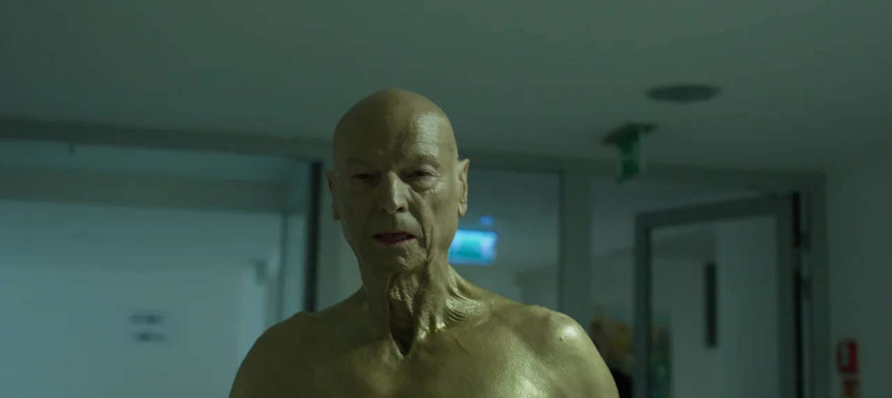 Natáčení tréninkové rutiny: Bob Divílek ve své domácí posilovně.